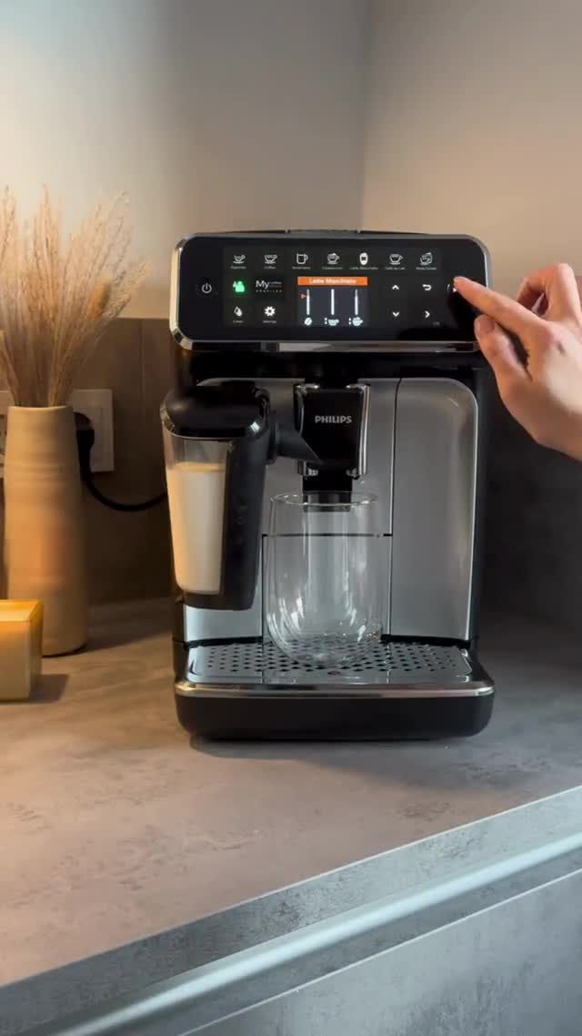 Philips Kaffeevollautomat 5400 Series, 12 Kaffeespezialitäten, LatteGo Milchsystem, Touchdisplay, Schwarz (EP5447/90)